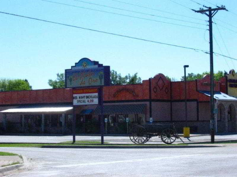 Days Inn Gun Barrel City Exteriör bild