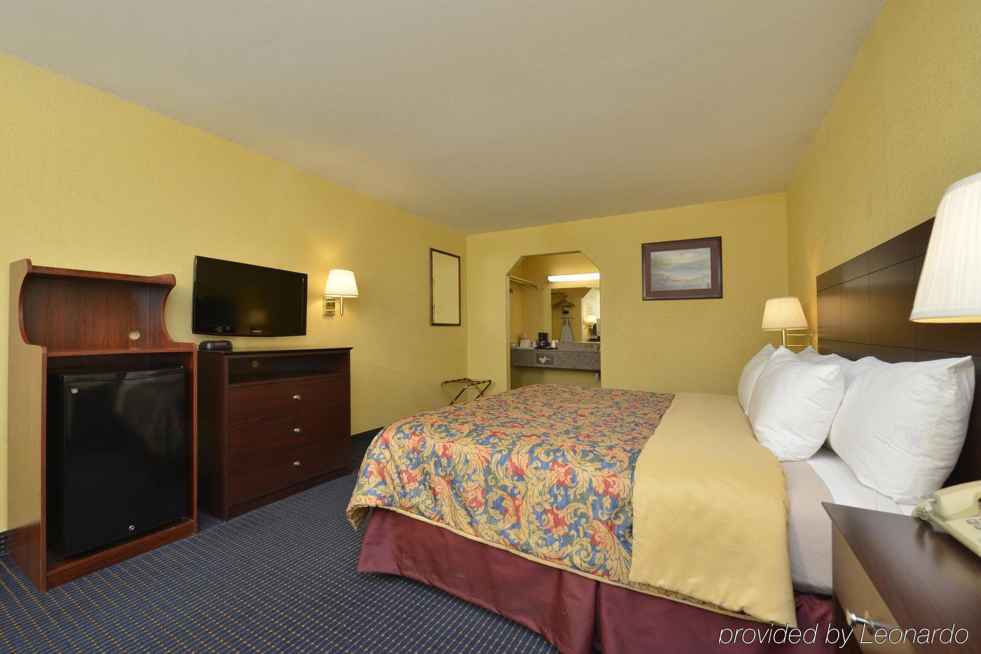 Days Inn Gun Barrel City Exteriör bild