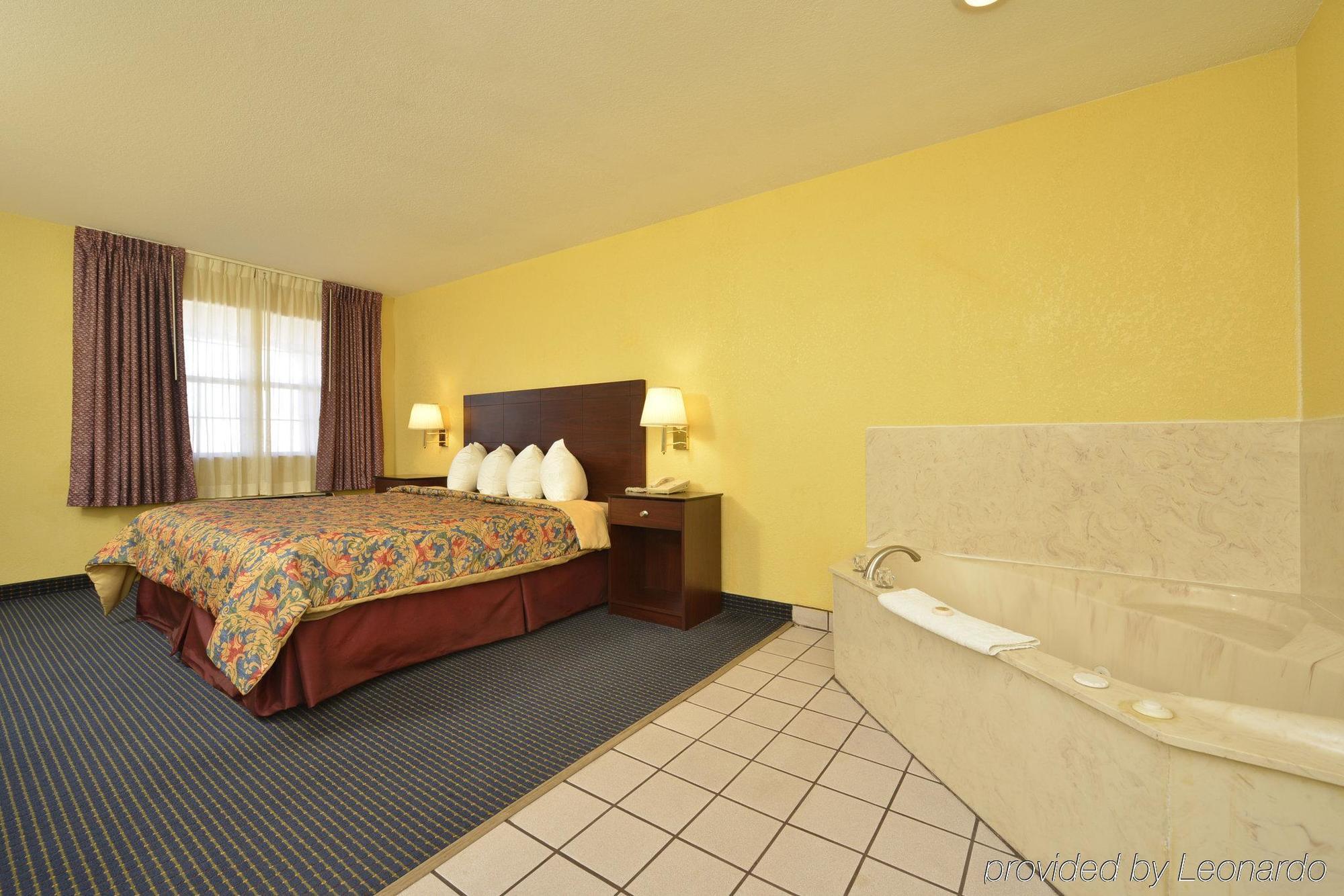 Days Inn Gun Barrel City Exteriör bild