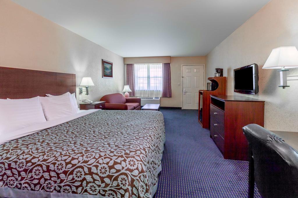 Days Inn Gun Barrel City Exteriör bild