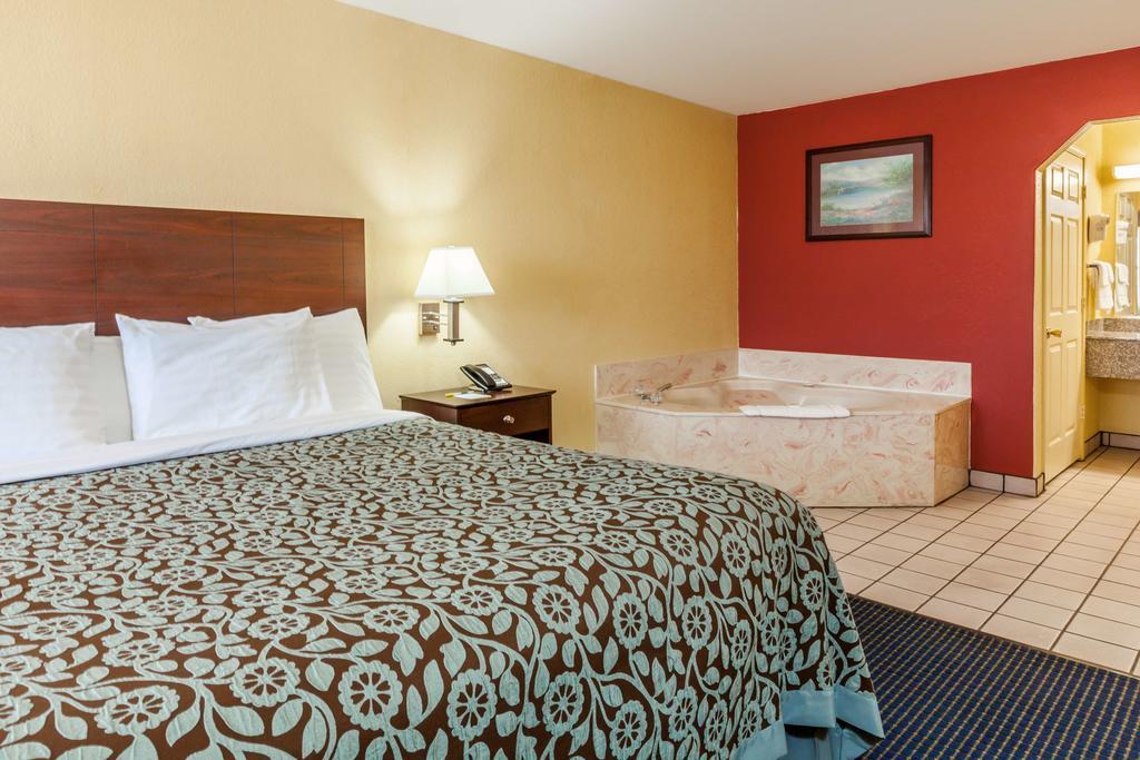 Days Inn Gun Barrel City Exteriör bild