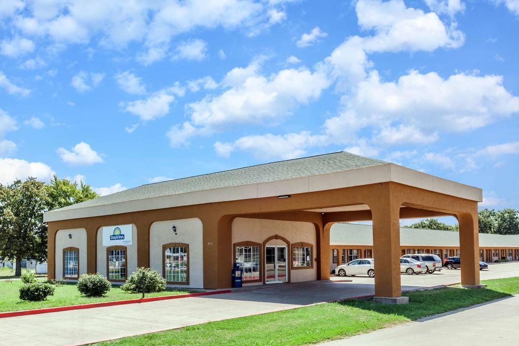 Days Inn Gun Barrel City Exteriör bild
