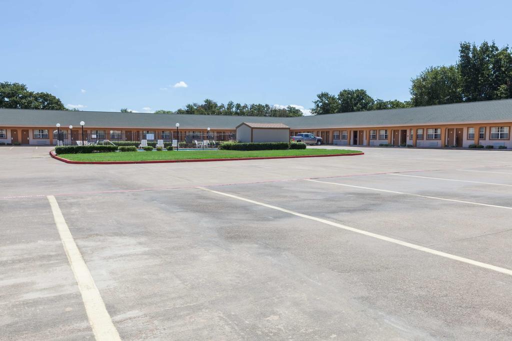 Days Inn Gun Barrel City Exteriör bild