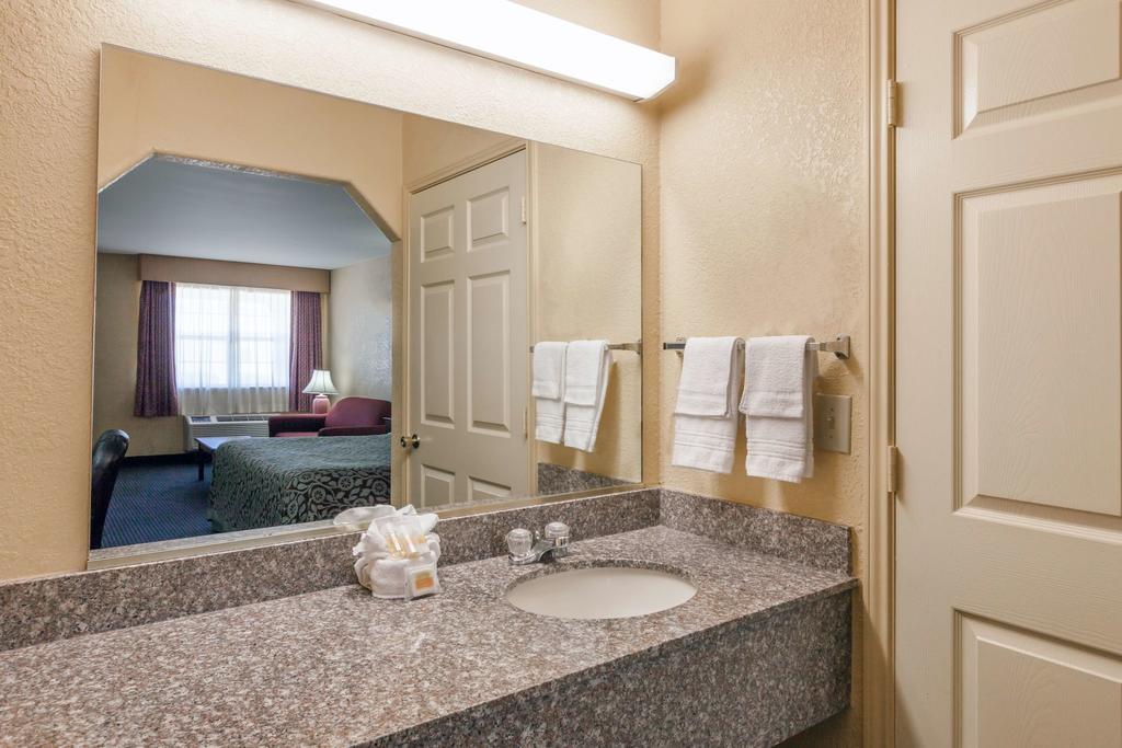 Days Inn Gun Barrel City Exteriör bild